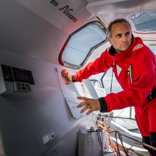 Fabrice Amédéo, skipper de l’IMOCA Nexans Art & Fenêtres, à l’entrainement au large de Belle-Ile, le 25 mai 2021, Photo © Jean-Marie LIOT